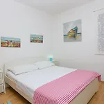 Apartamento By The Sea Sparadici, - 24300